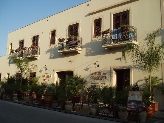 HOTEL GHIBLI di San Vito Lo Capo (Trapani), realizzazioni infissi esterni in legno