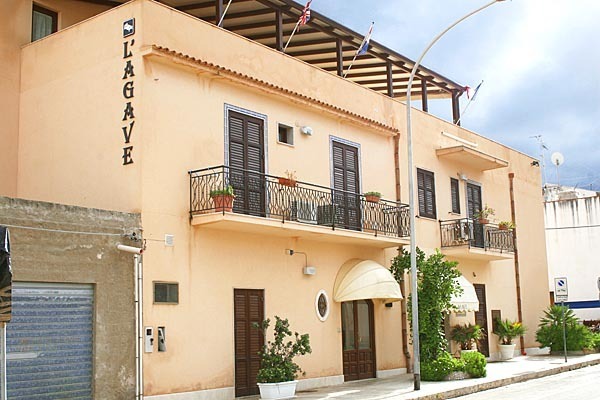 HOTEL L'AGAVE di San Vito Lo Capo (Trapani), realizzazioni infissi esterni in legno