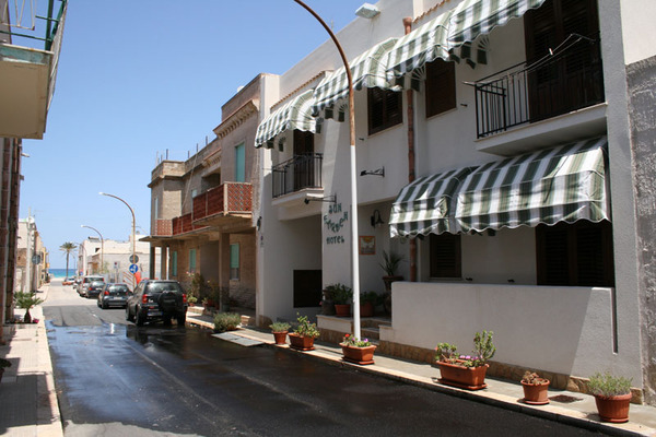 HOTEL SUN GARDEN di San Vito Lo Capo (Trapani), realizzazioni infissi esterni in legno