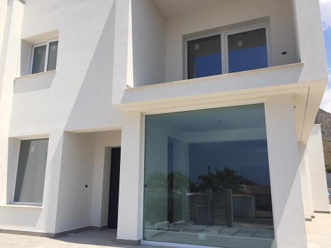 Villino residenziale  Terrasini (PA) 05/2017 Infissi in PVC, portone sezionale Hormann