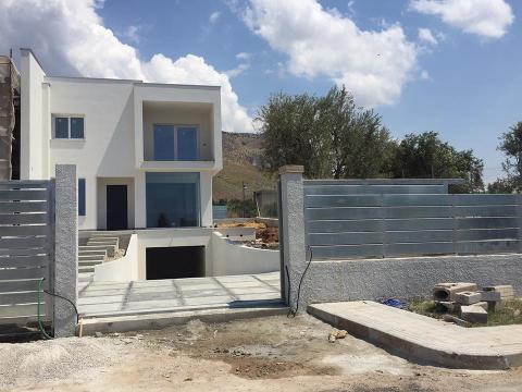 Villino residenziale  Terrasini (PA) 05/2017 Infissi in PVC, portone sezionale Hormann