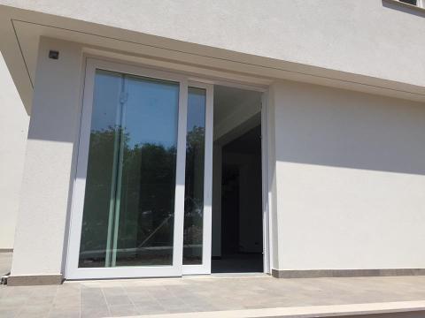 Villino residenziale  Terrasini (PA) 05/2017 Infissi in PVC, portone sezionale Hormann