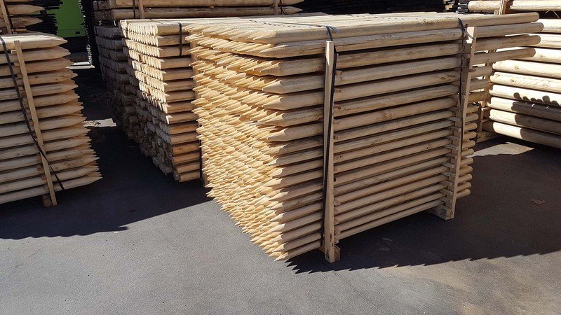 PALI IN CASTAGNO ADRANO CALCESTRUZZI SRL PER RECINZIONE