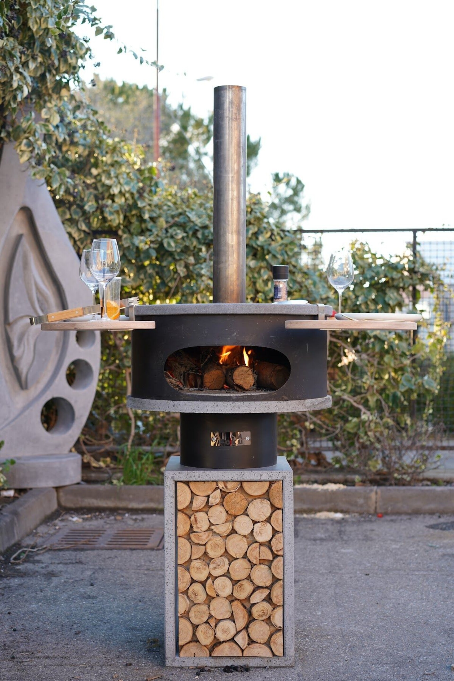 U-Fun con piano conviviale – Forno-barbecue a legna Foku con tavolo in faggio e legnaia