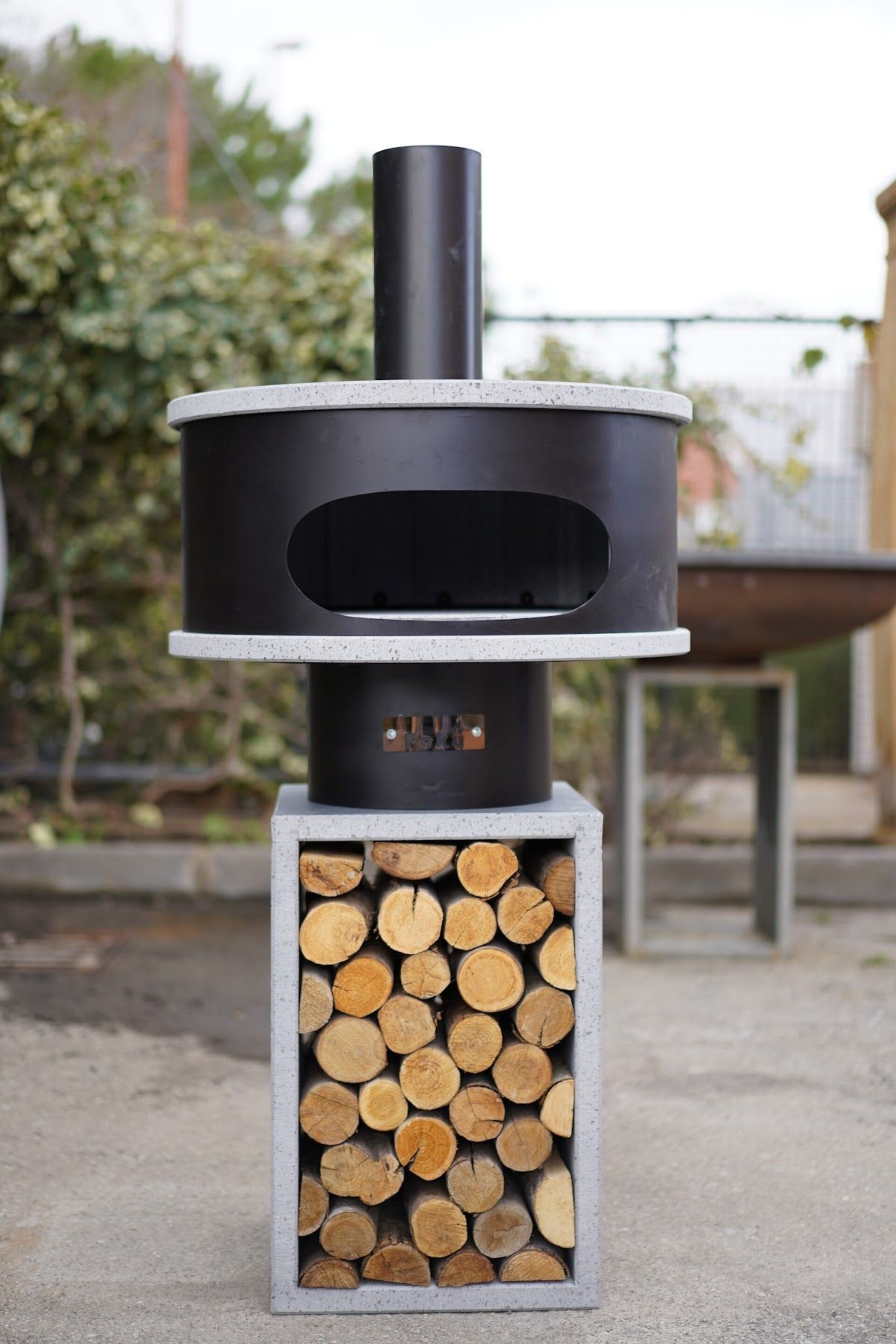 U-Fun con base portalegna – Forno-barbecue a legna in pietra lavica Foku UF-FOR-003