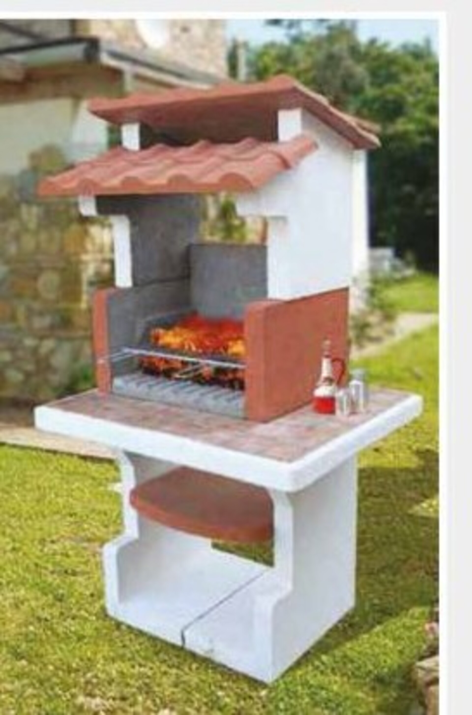 Rende Calabriafire barbecue a forma di casetta, funzionante anche a legna, con griglia in acciaio