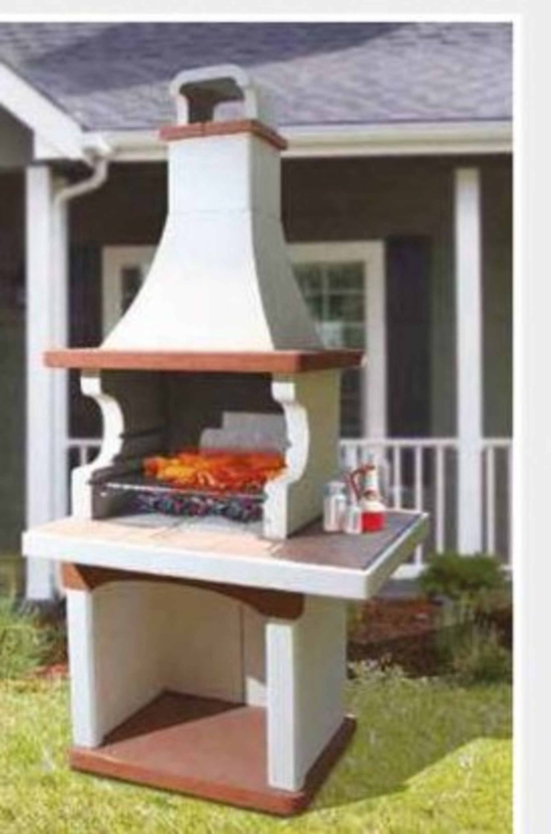 Cirella Calabriafire barbecue con griglia in acciaio e piano di lavoro in klinker