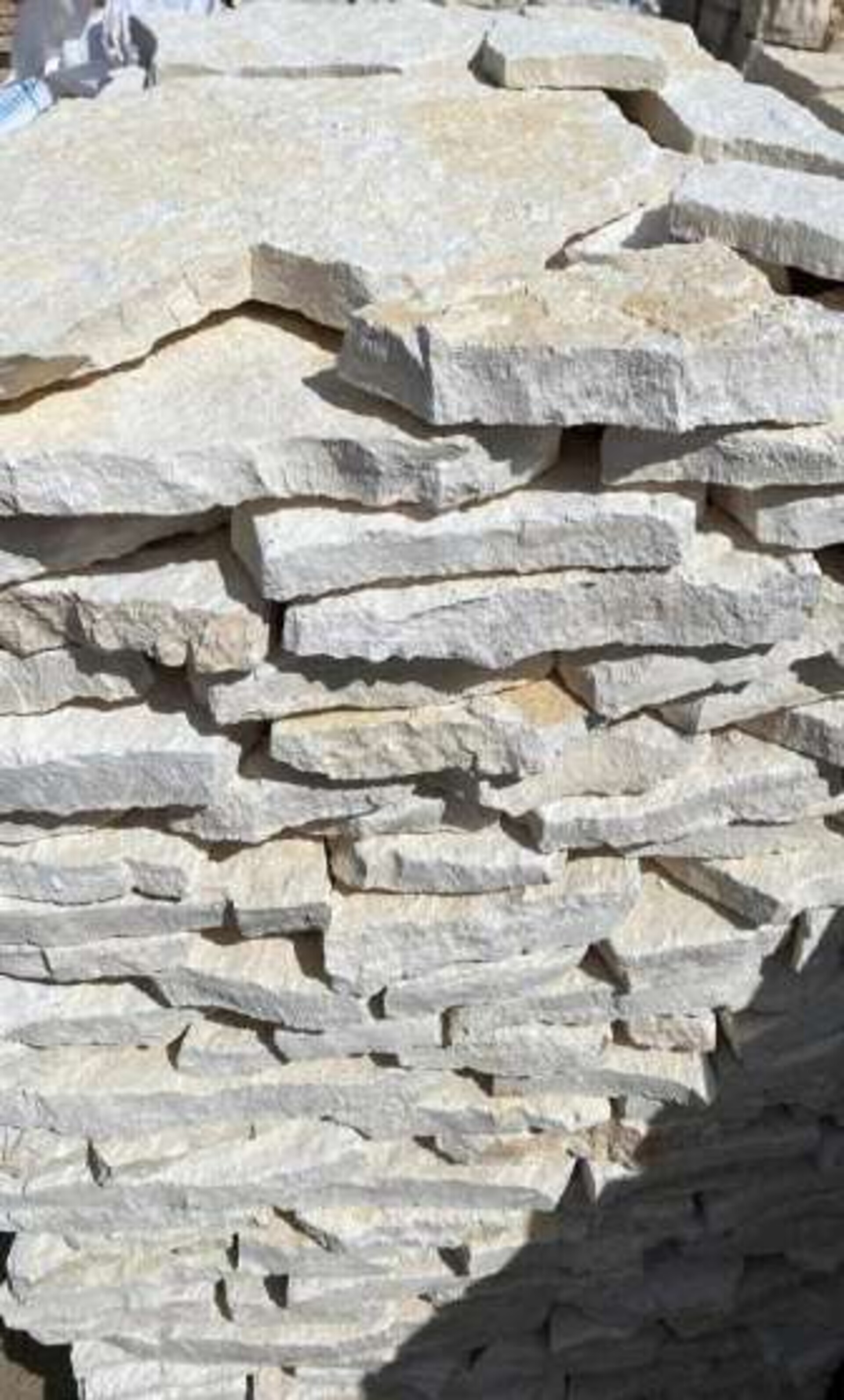 Scorza Grezza da Rivestimento e Pavimentazione Bifacciale spessore cm 2/4 Gjini Argjendi - Endi Pietra di Trani ART.008