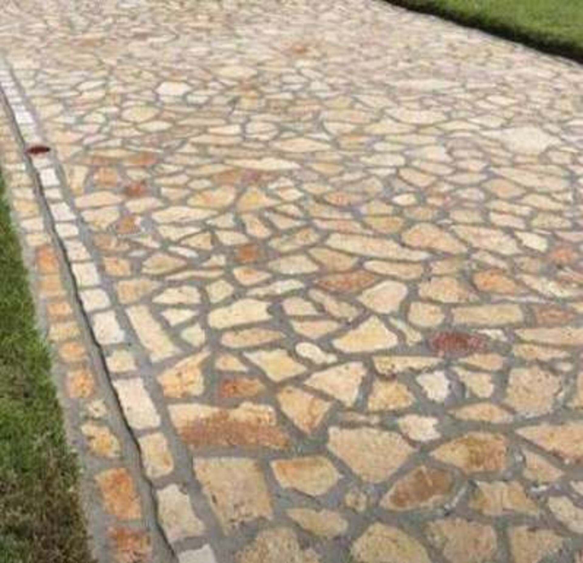 Scorza Grezza da Rivestimento e Pavimentazione Bifacciale spessore cm 2/4 Gjini Argjendi - Endi Pietra di Trani ART.008