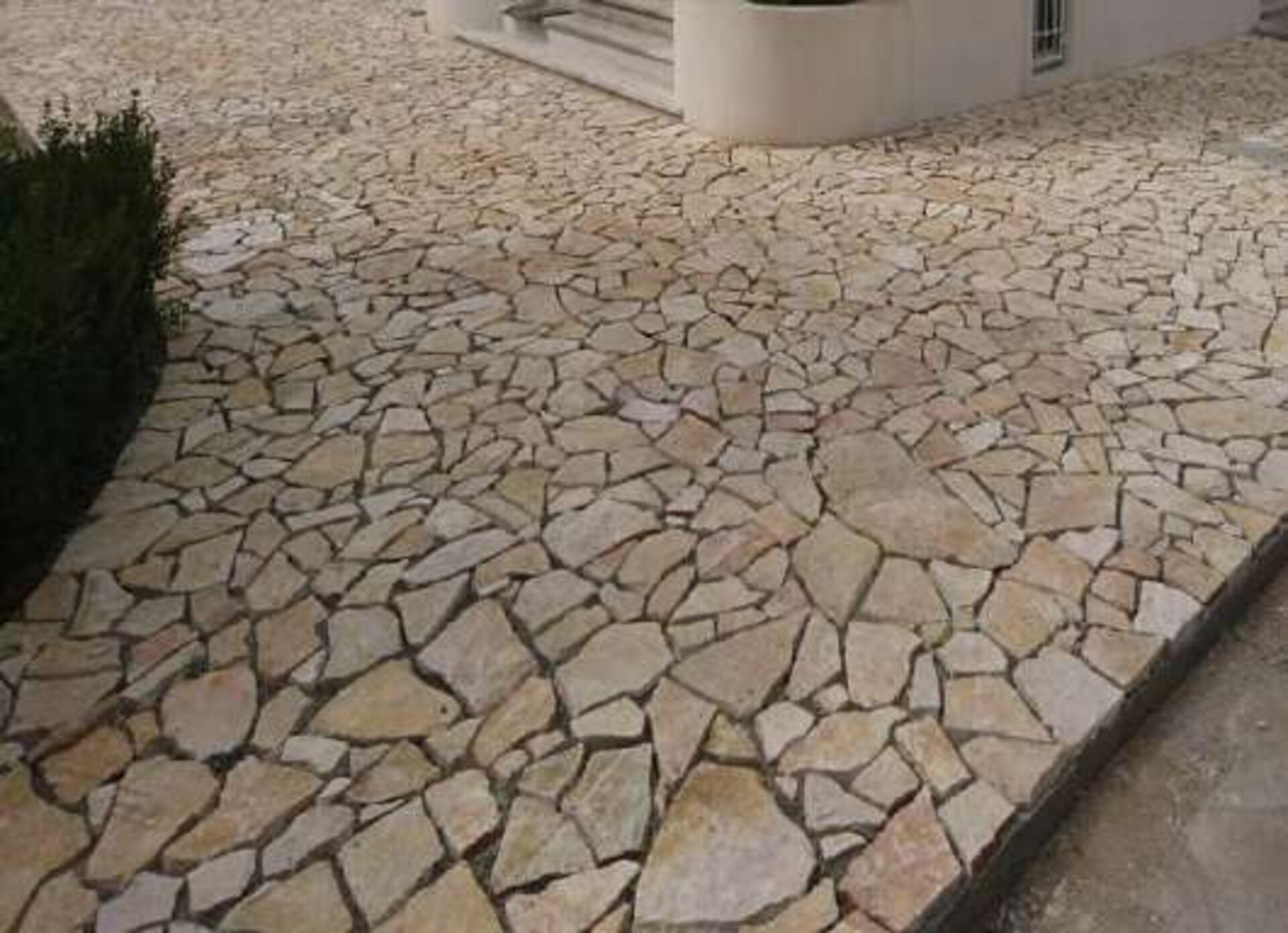 Scorza Grezza da Rivestimento e Pavimentazione Bifacciale spessore cm 2/4 Gjini Argjendi - Endi Pietra di Trani ART.008