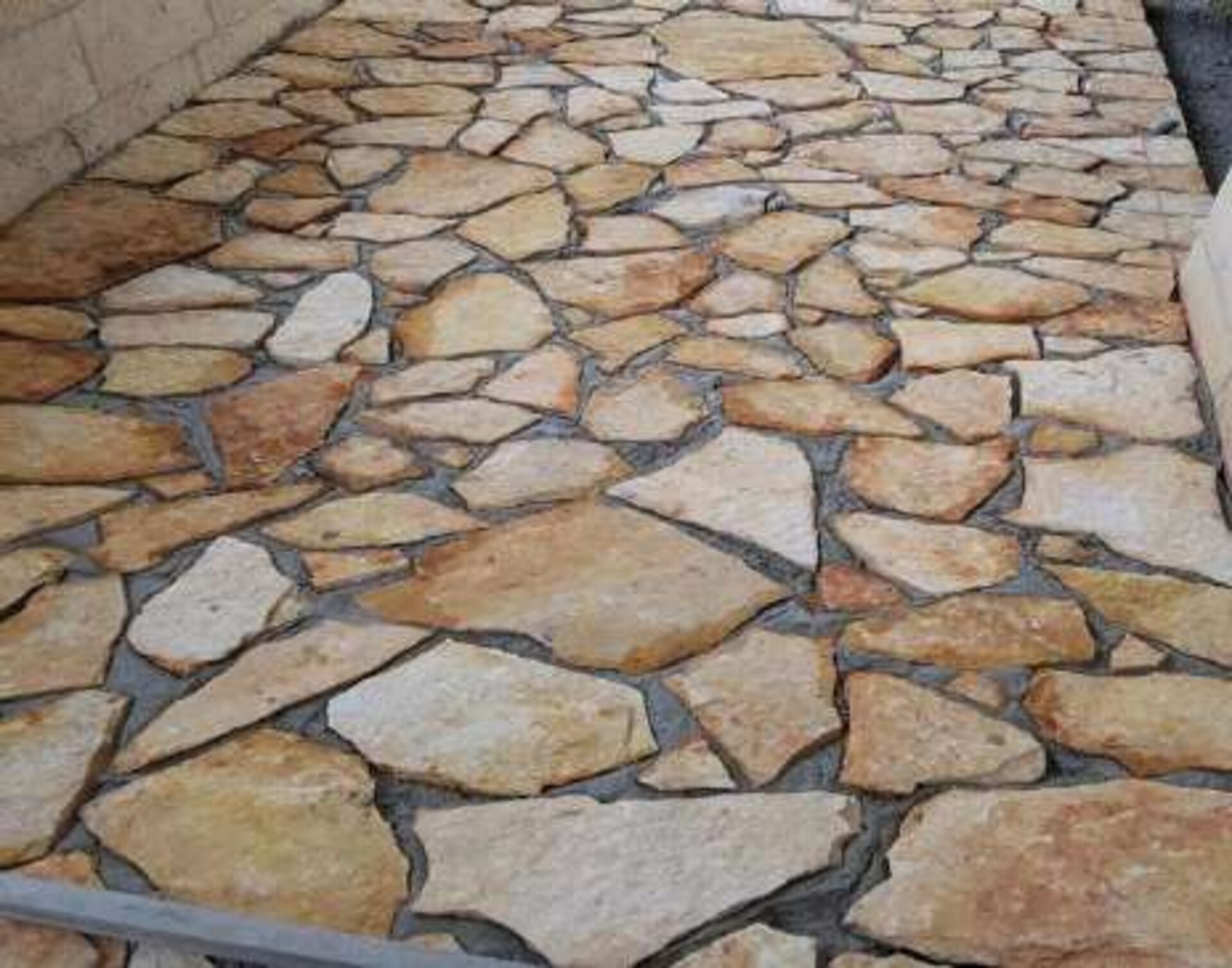 Scorza Grezza da Rivestimento e Pavimentazione Bifacciale spessore cm 2/4 Gjini Argjendi - Endi Pietra di Trani ART.008