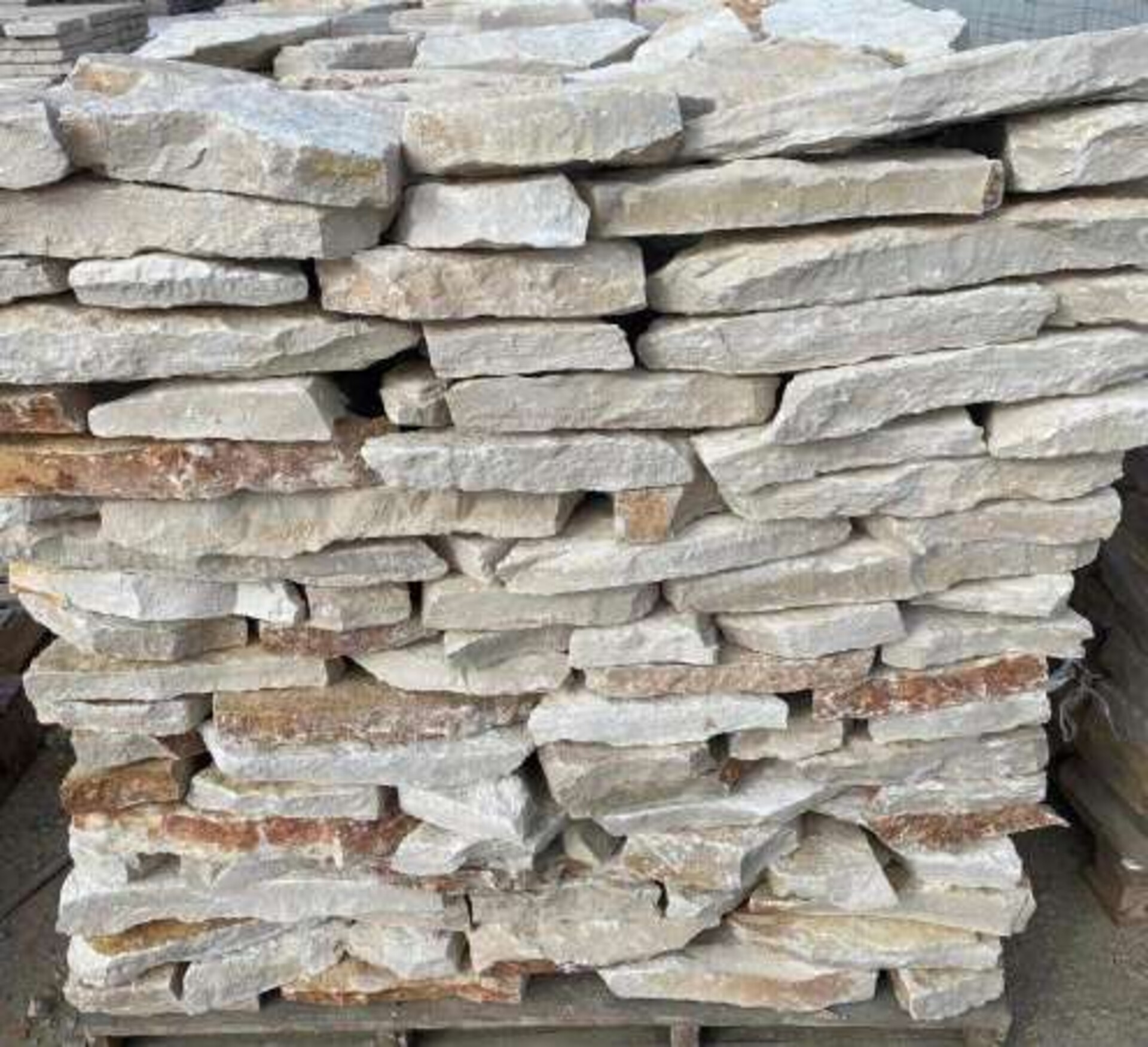 Scorza Grezza da Pavimentazione Bifacciale spessore cm 4/6 Gjini Argjendi - Endi Pietra di Trani ART.011