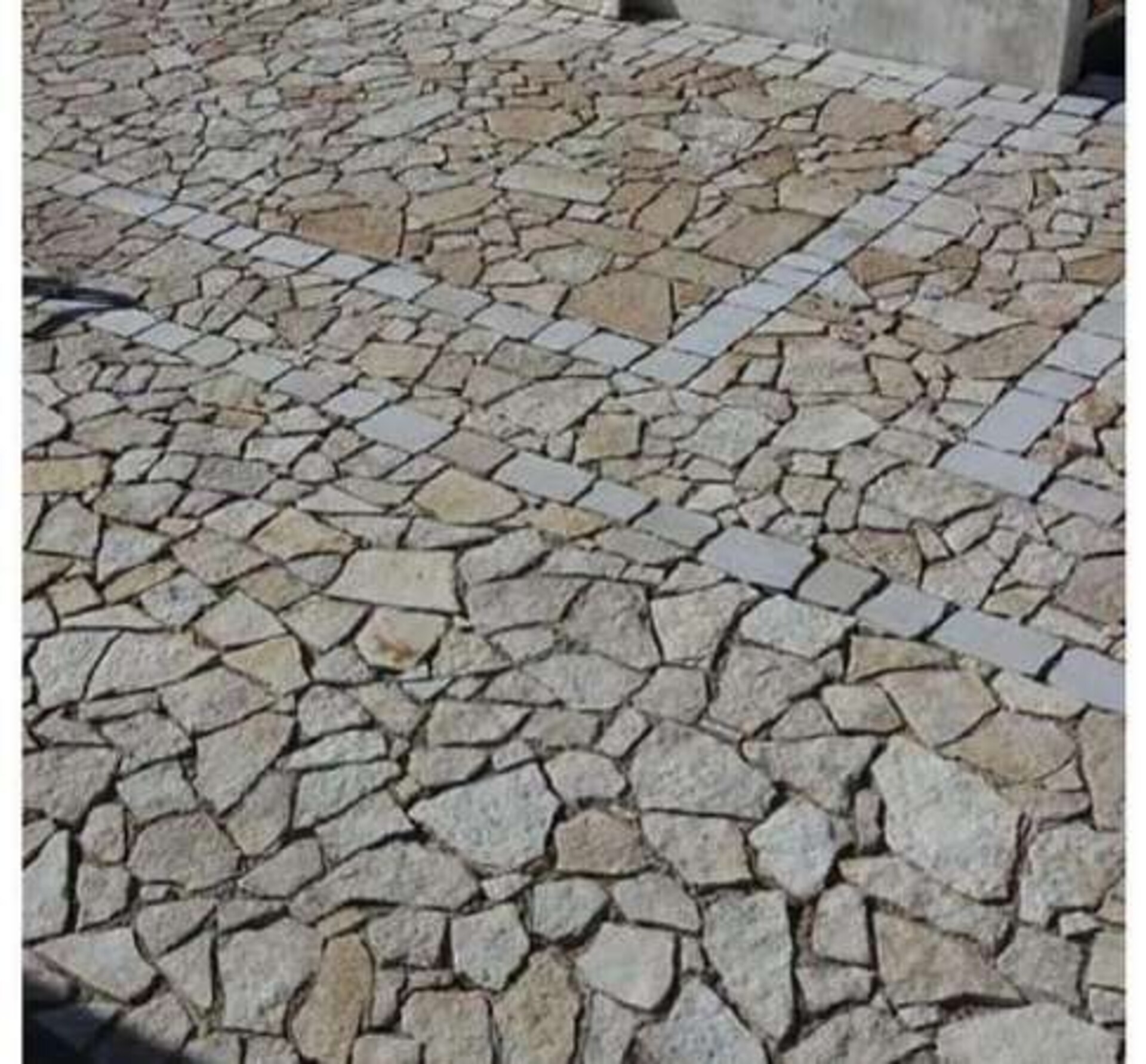 Scorza Grezza da Pavimentazione Bifacciale spessore cm 4/6 Gjini Argjendi - Endi Pietra di Trani ART.011