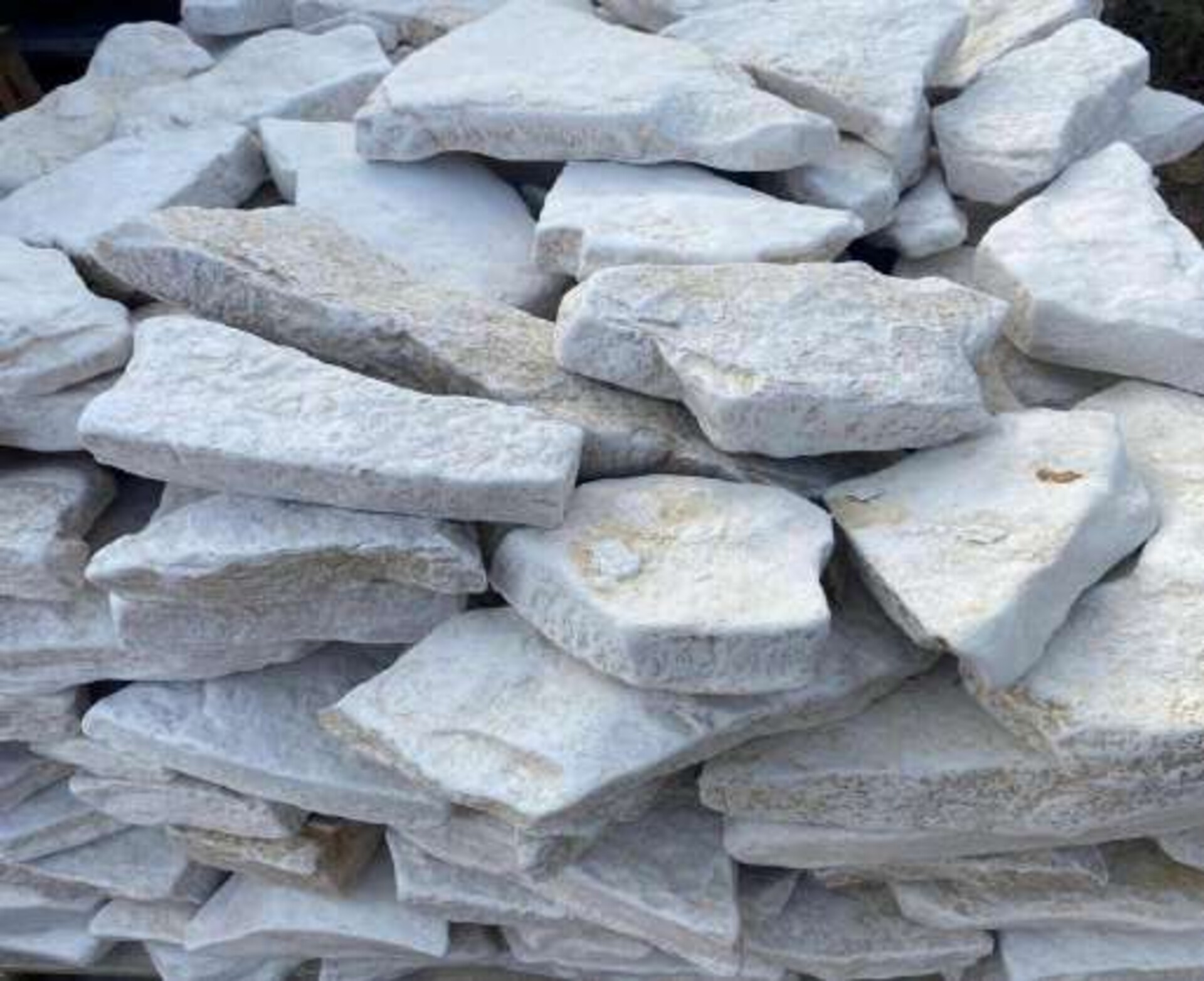 Scorza Grezza da Pavimentazione Bifacciale spessore cm 4/6 Gjini Argjendi - Endi Pietra di Trani ART.011