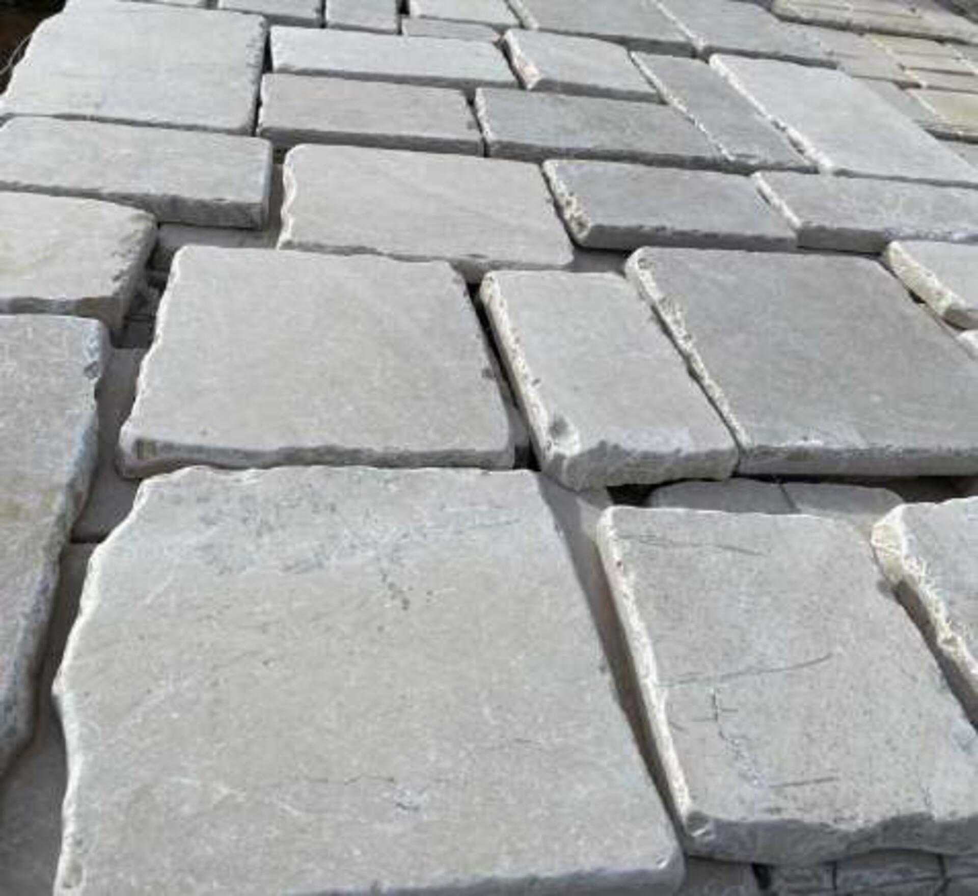 Chianchetta Squadrata Retrosegata Anticata spessore cm 2.8 Gjini Argjendi - Endi Pietra di Trani ART.062