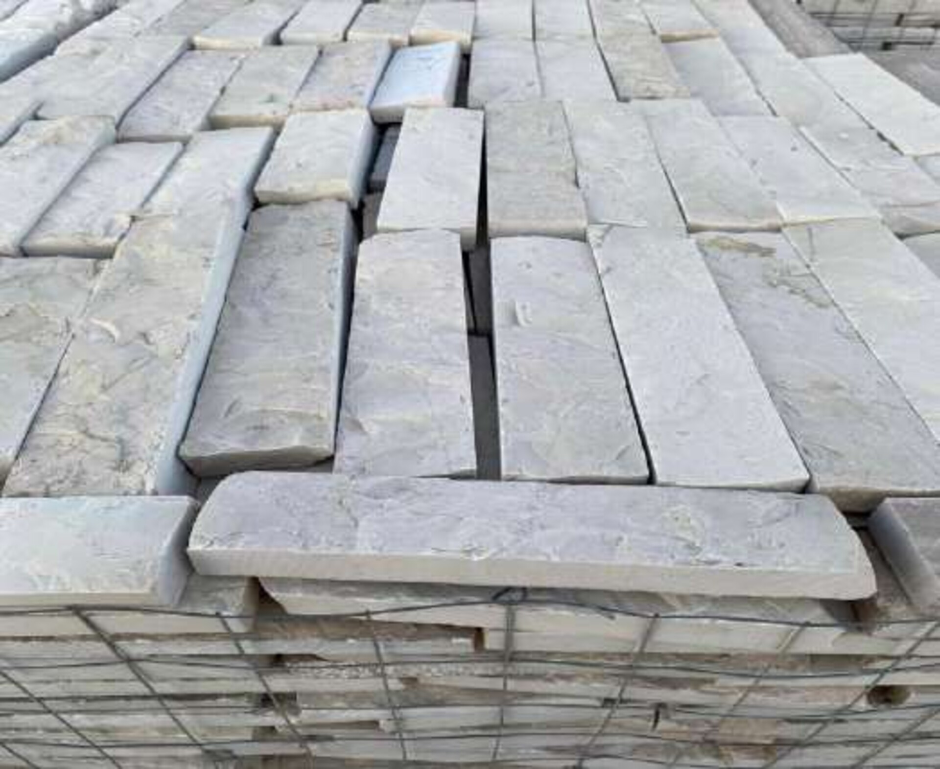 Listello Tranciato Grezzo Filo Sega spessore cm 2/3 altezza 6 Gjini Argjendi - Endi Pietra di Trani ART.066