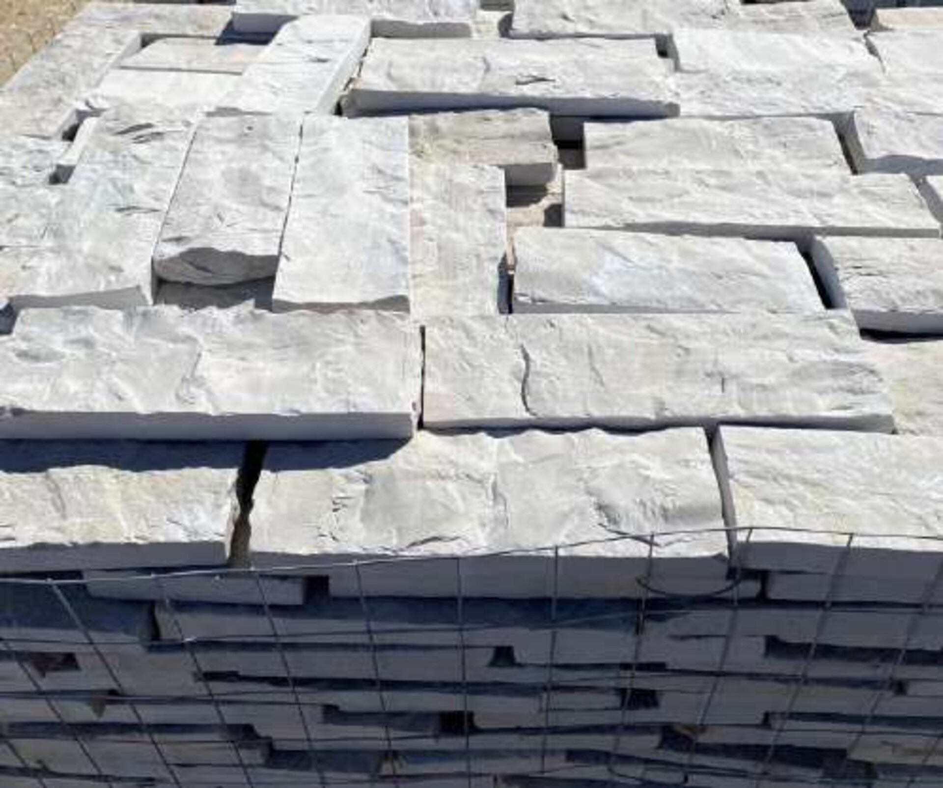 Listello Tranciato Anticato Scalpellato Filo Sega spessore cm 2/3 altezza 8 Gjini Argjendi - Endi Pietra di Trani ART.071