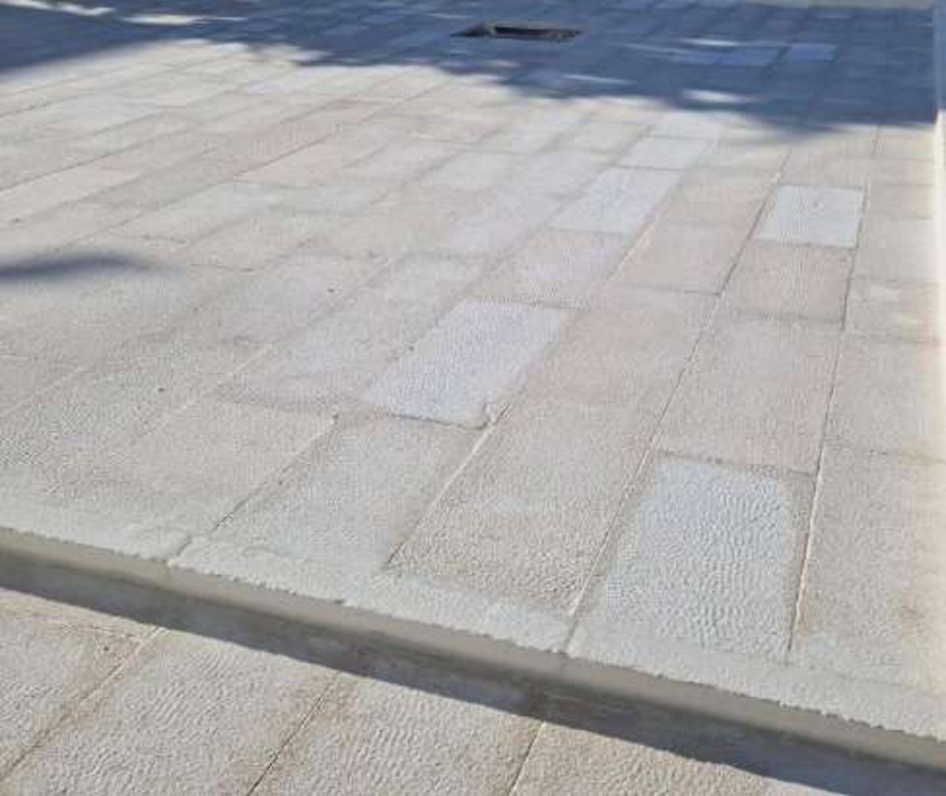 Pavimento Bocciardato Scheggiato spessore cm 1.5 - 2 - 3 Gjini Argjendi - Endi Pietra di Trani ART.085