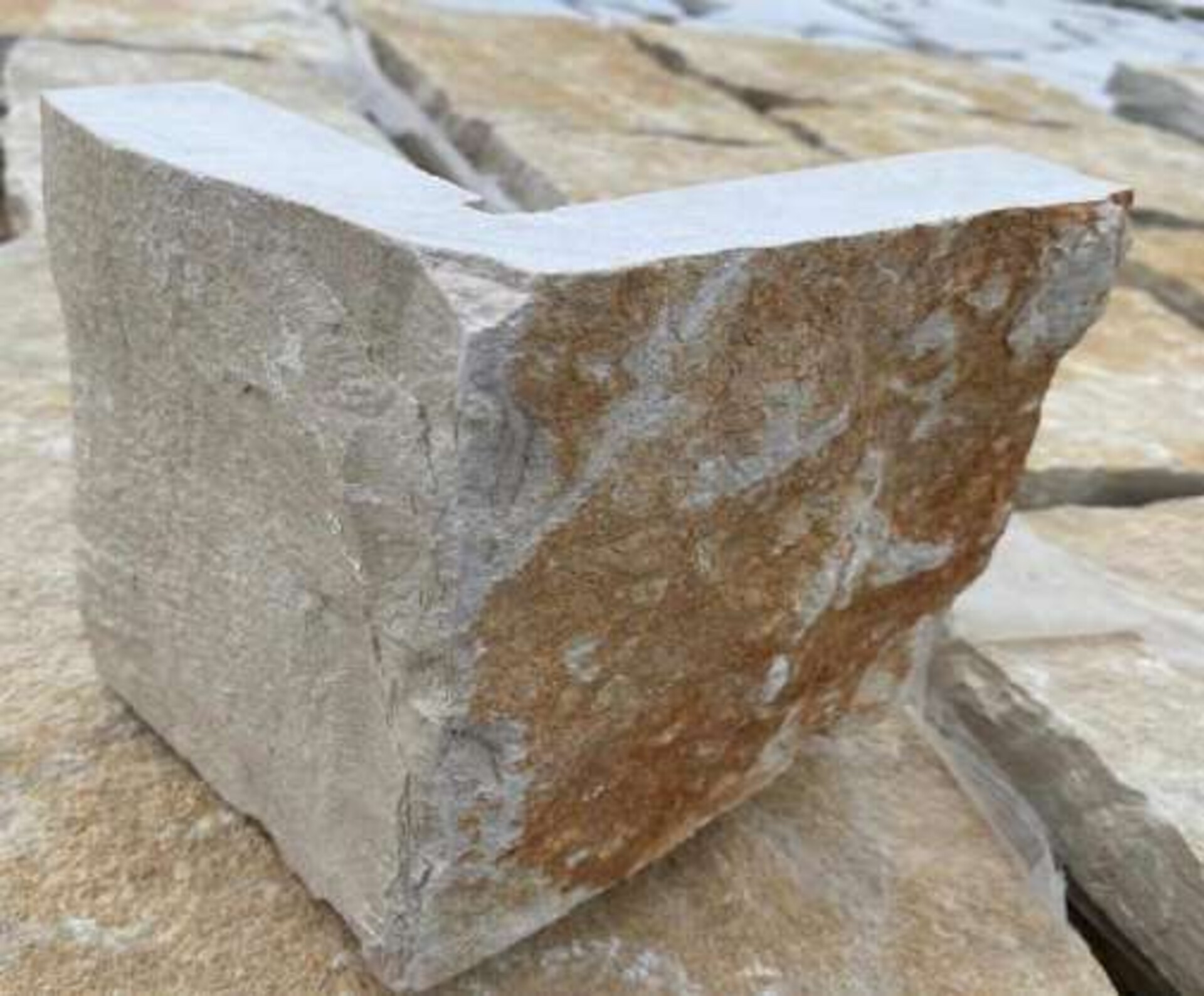 Angolari Grezzi forma "L" un lato scorza un lato trancia Gjini Argjendi - Endi Pietra di Trani ART.086