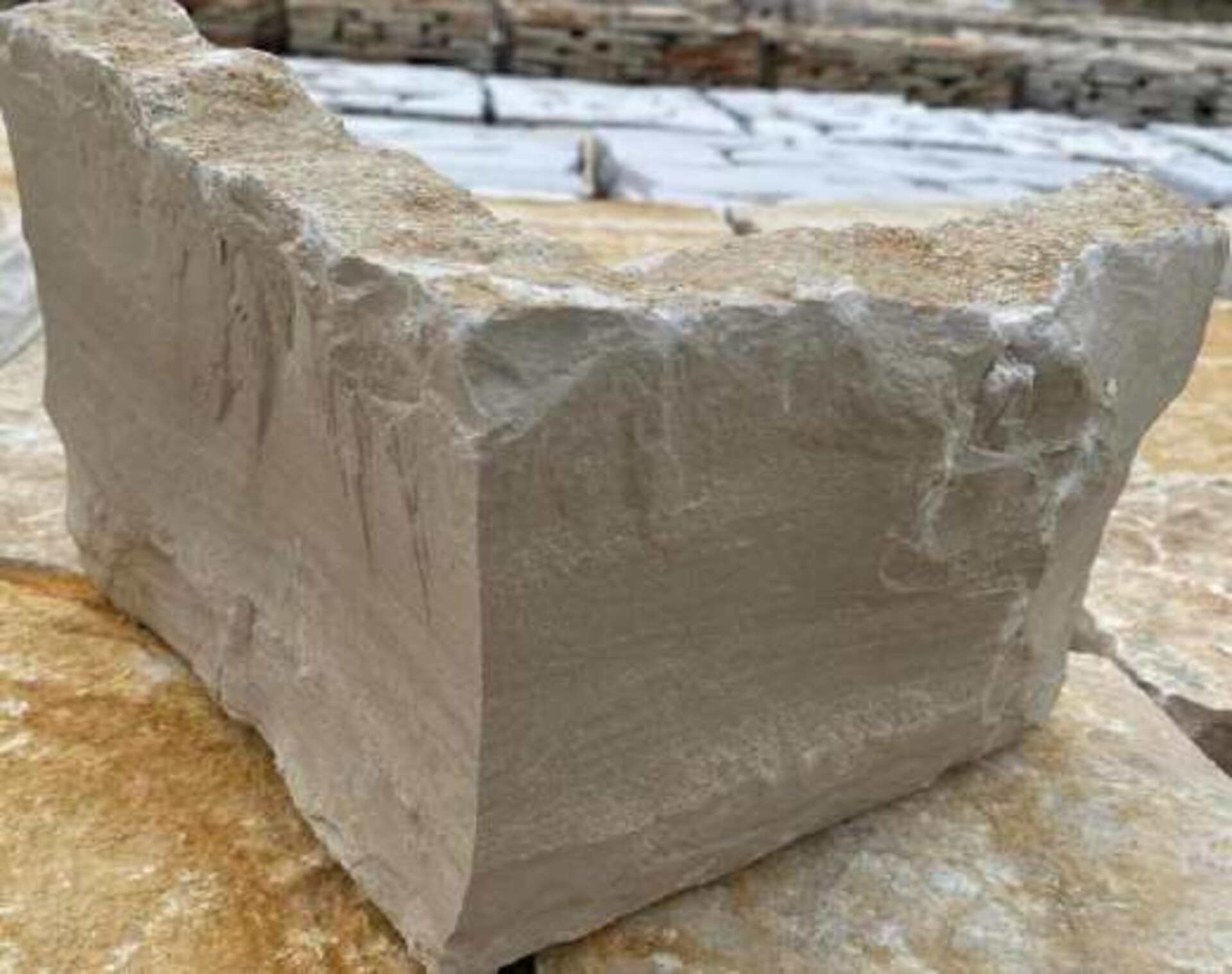 Angolari Grezzi forma "L" due lati trancia Gjini Argjendi - Endi Pietra di Trani ART.087