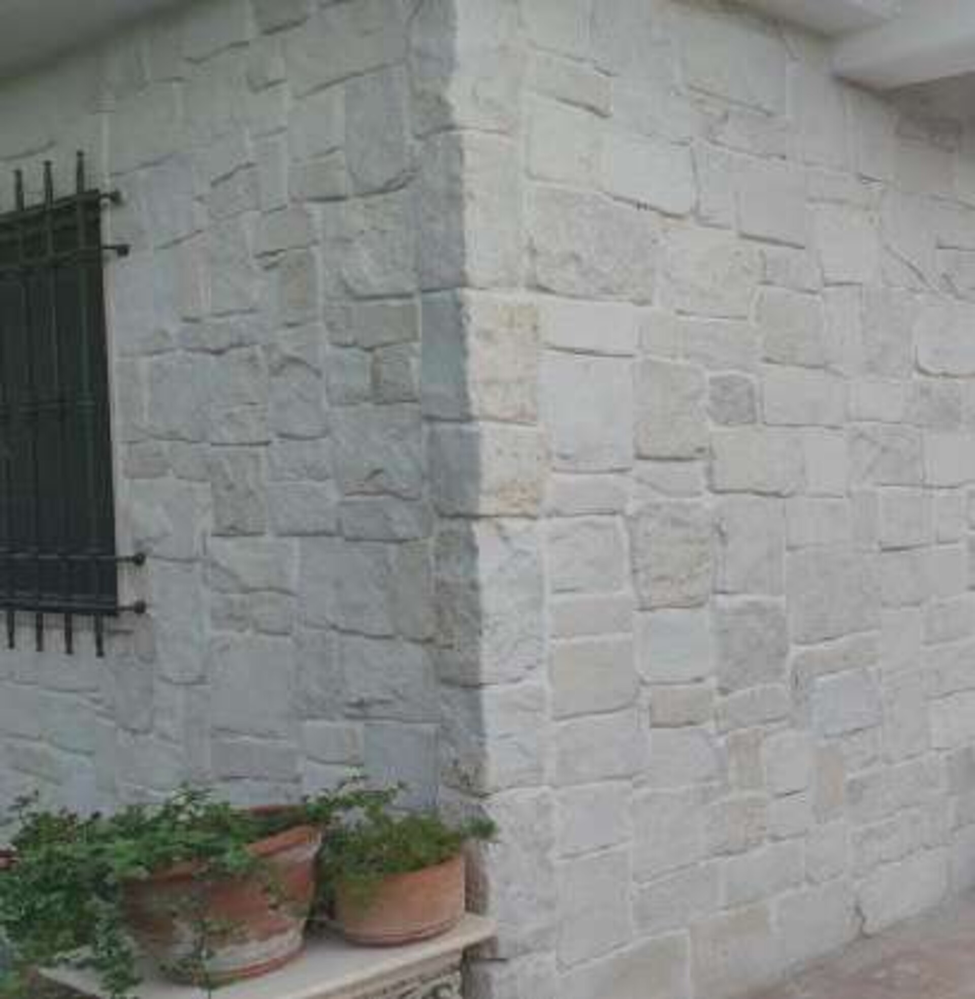 Angolari Anticati Gjini Argjendi - Endi Pietra di Trani ART.088