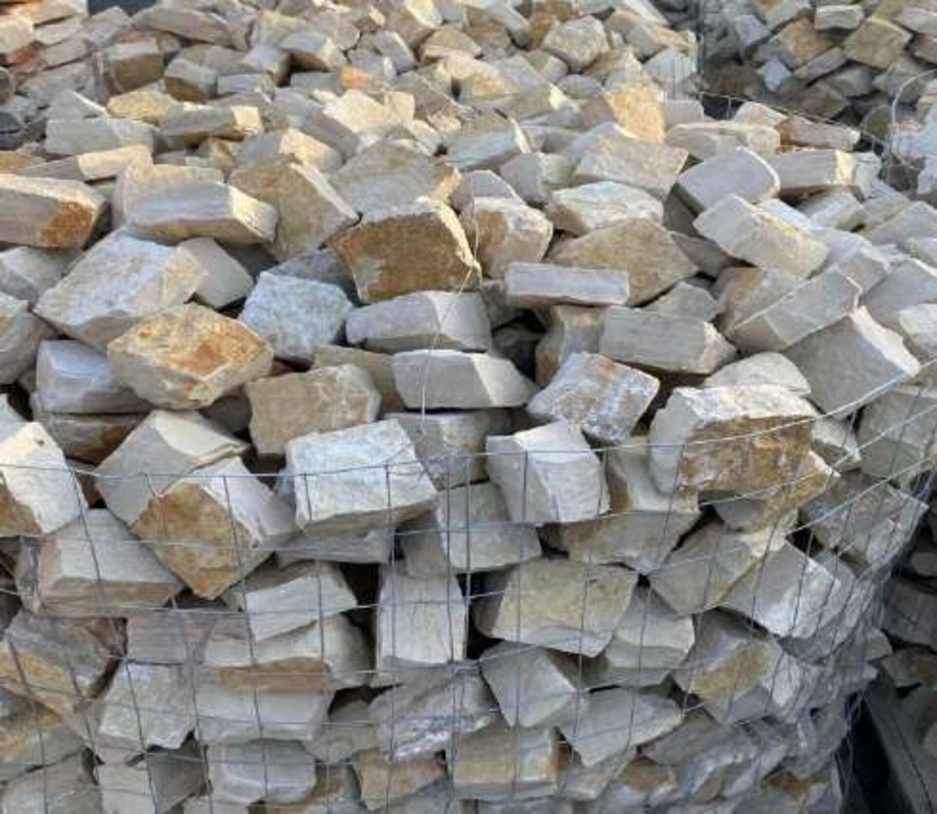 Cubetti Tranciati Grezzi spessore cm 5/7x8/10 e cm 8/10x8/10 Gjini Argjendi - Endi Pietra di Trani ART.089