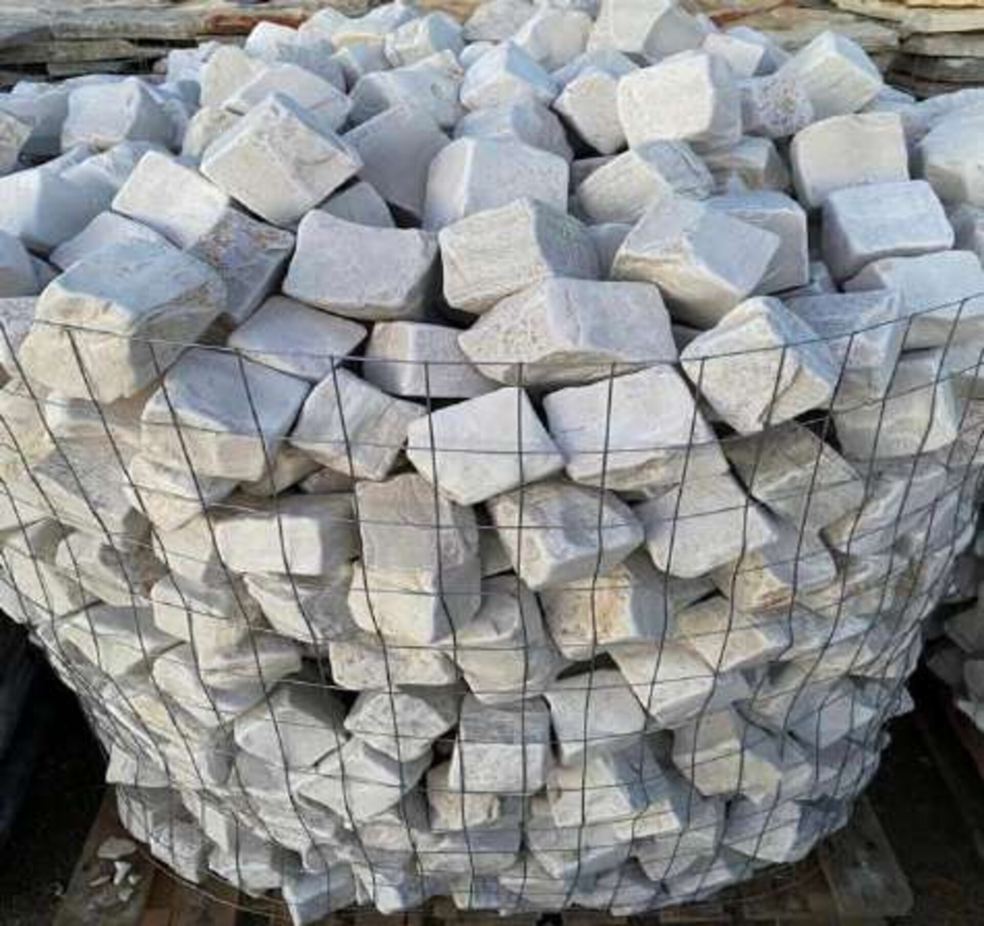 Cubetti Tranciati Anticati spessore cm 5/7x8/10 e cm 8/10x8/10 Gjini Argjendi - Endi Pietra di Trani ART.090