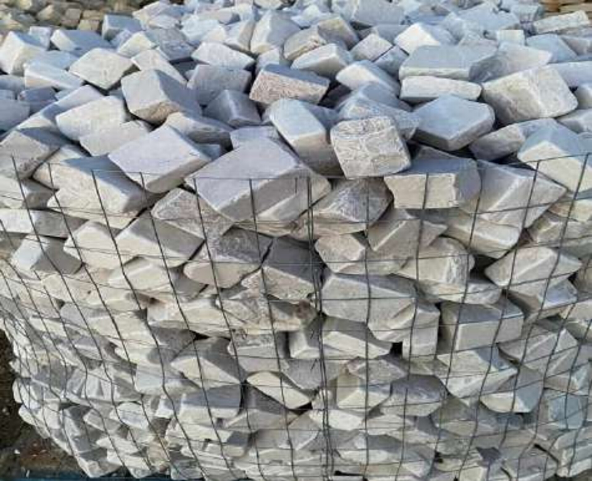 Cubetti Anticati in Marmo spessore cm 5/6x8/10 Gjini Argjendi - Endi Pietra di Trani ART.091