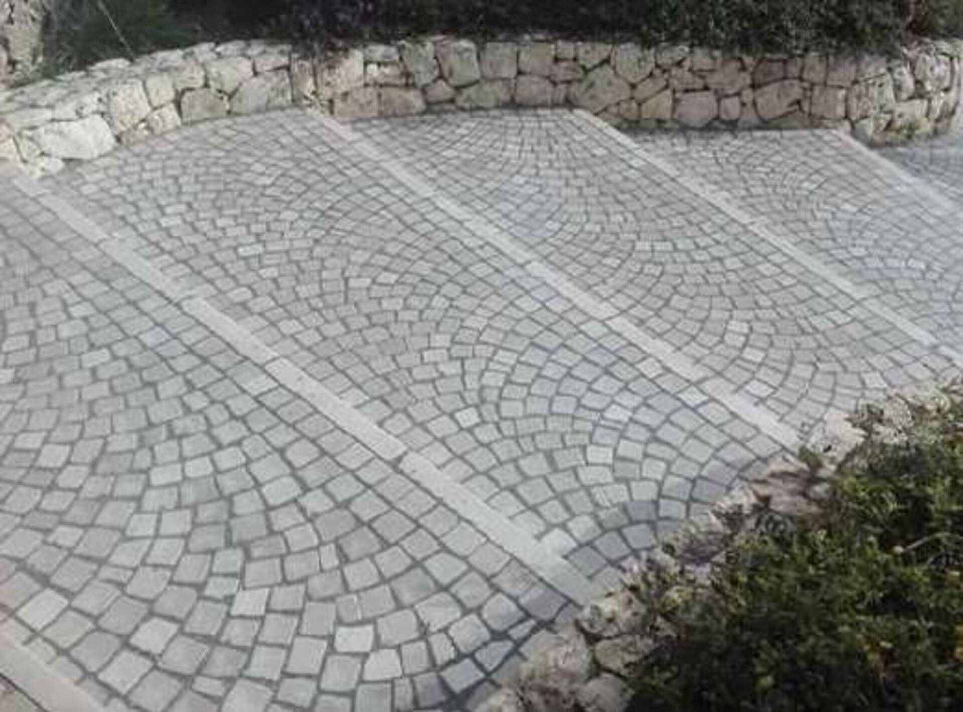 Cubetti Anticati in Marmo spessore cm 5/6x8/10 Gjini Argjendi - Endi Pietra di Trani ART.091