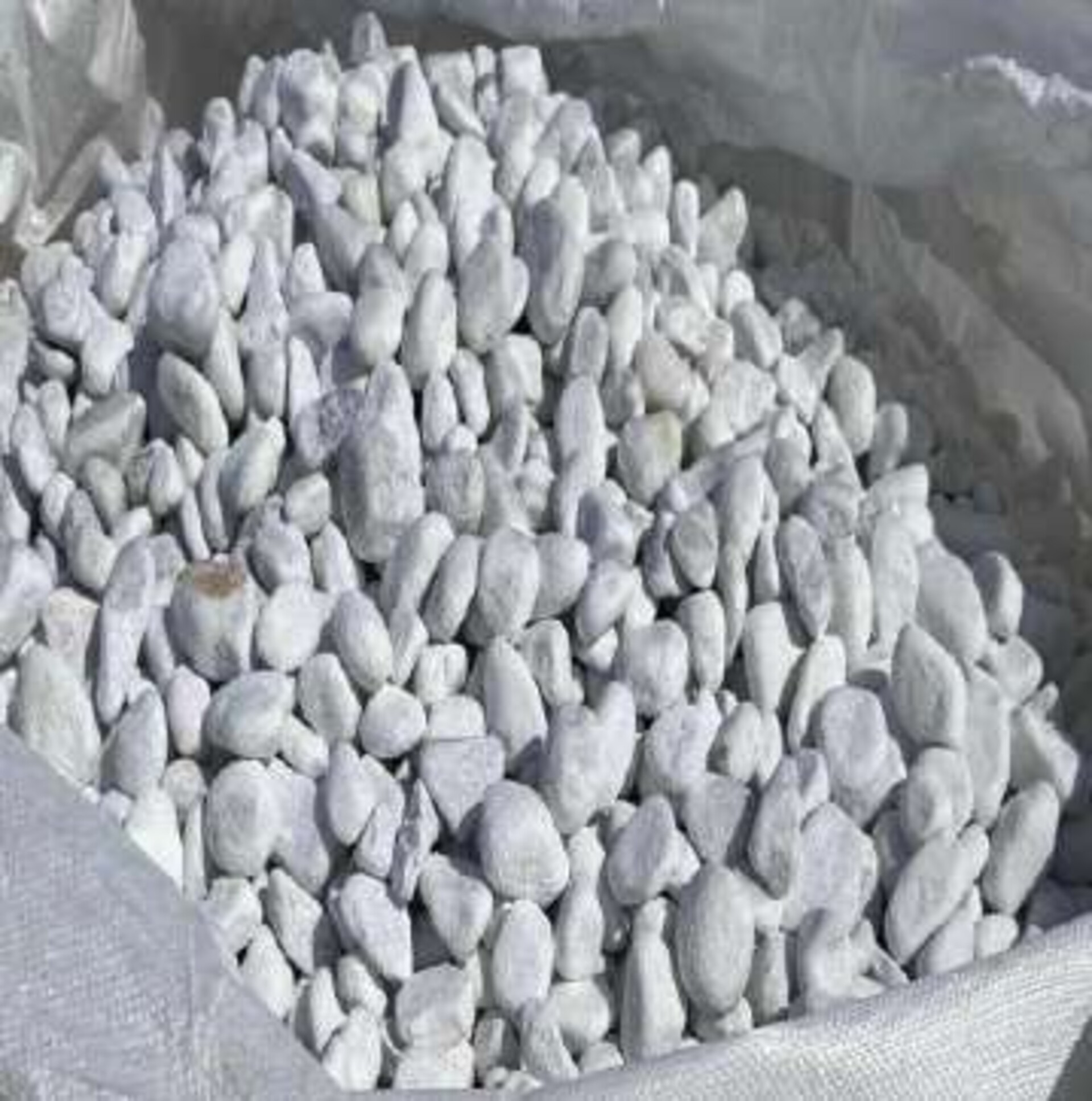 Ciottolo Bianco Carrara misura 15/25 - 25/40 - 40/60 Gjini Argjendi - Endi Pietra di Trani ART.099