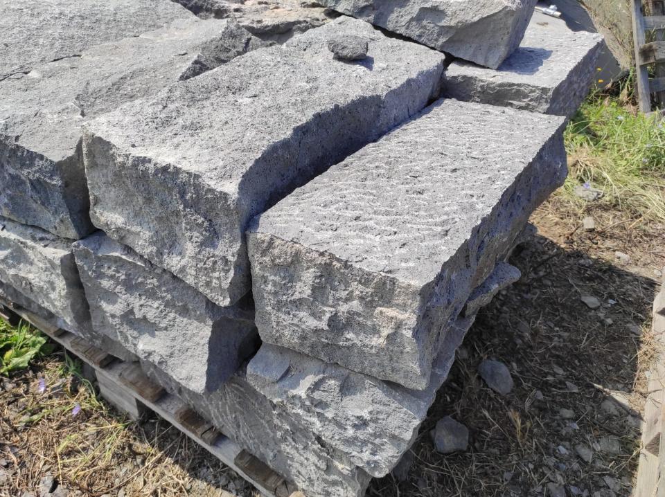 Ciglione Stradale in pietra lavica