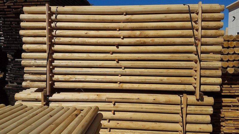 PALI IN CASTAGNO ADRANO CALCESTRUZZI SRL PER RECINZIONE