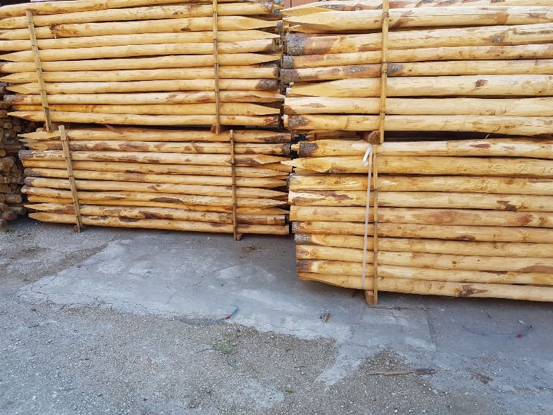 PALI IN CASTAGNO ADRANO CALCESTRUZZI SRL PER RECINZIONE