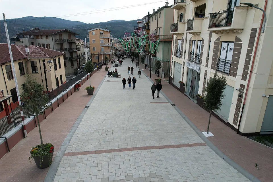 FORNITURA E POSA IN OPERA DI MASSELLI AUTOBLOCCANTI VALENTE PORFIDO STONE