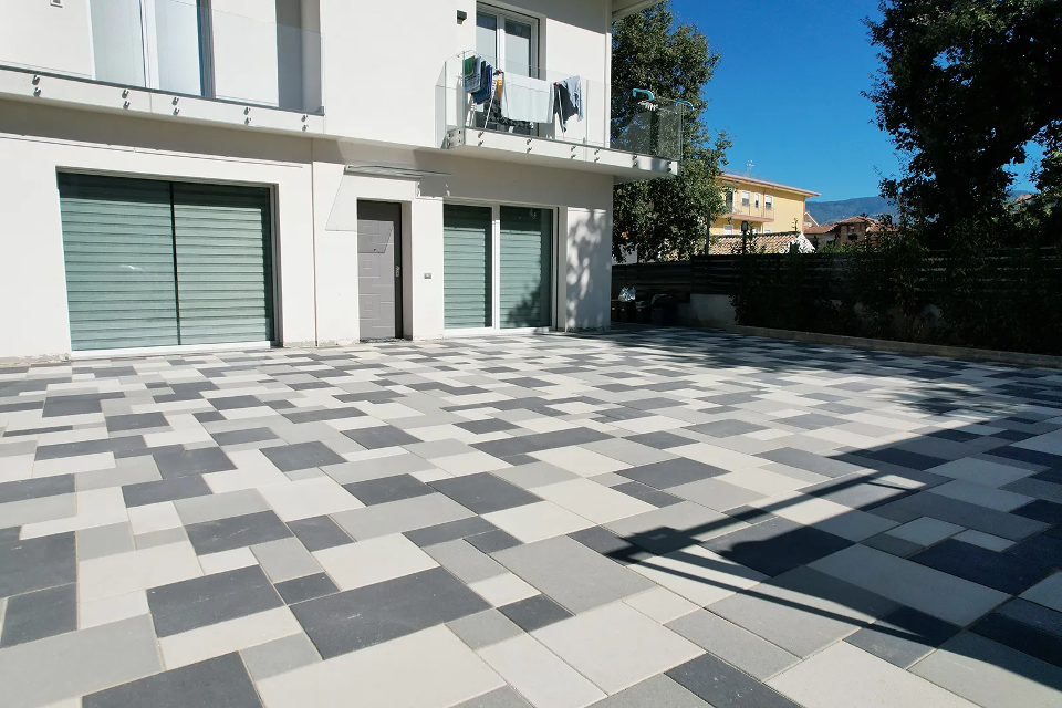 FORNITURA E POSA IN OPERA DI MASSELLI AUTOBLOCCANTI VALENTE BIG FLOOR