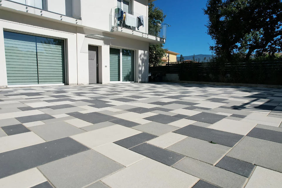 FORNITURA E POSA IN OPERA DI MASSELLI AUTOBLOCCANTI VALENTE BIG FLOOR
