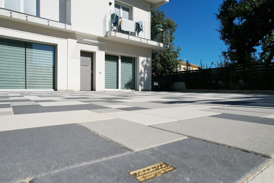 FORNITURA E POSA IN OPERA DI MASSELLI AUTOBLOCCANTI VALENTE BIG FLOOR