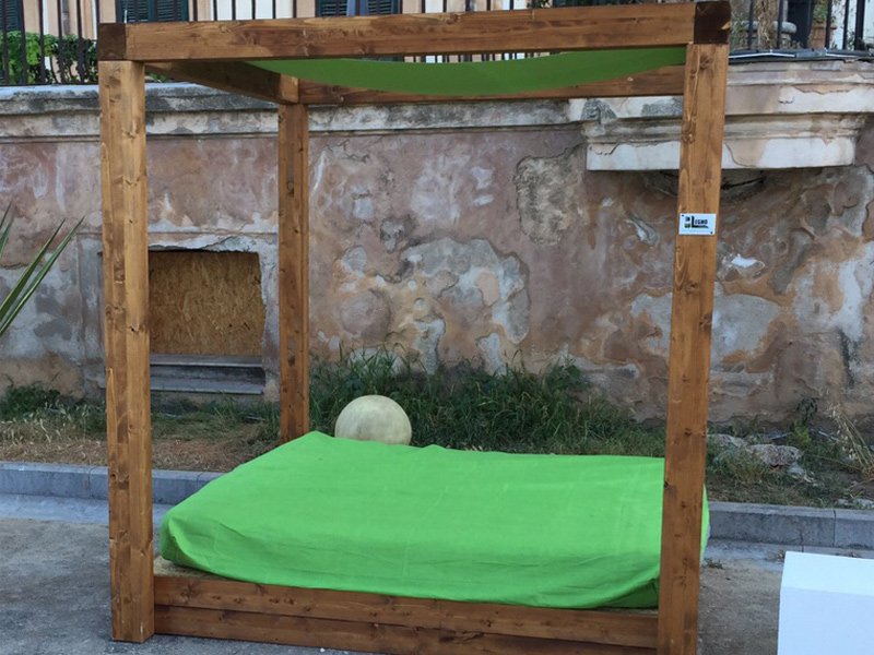 LETTO A BALDACCHINO IN LEGNO PER ESTERNO