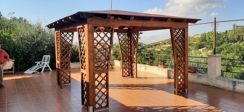 GAZEBO IN LEGNO MOD. 4 FALDE CON GRIGLIATI LATERALI