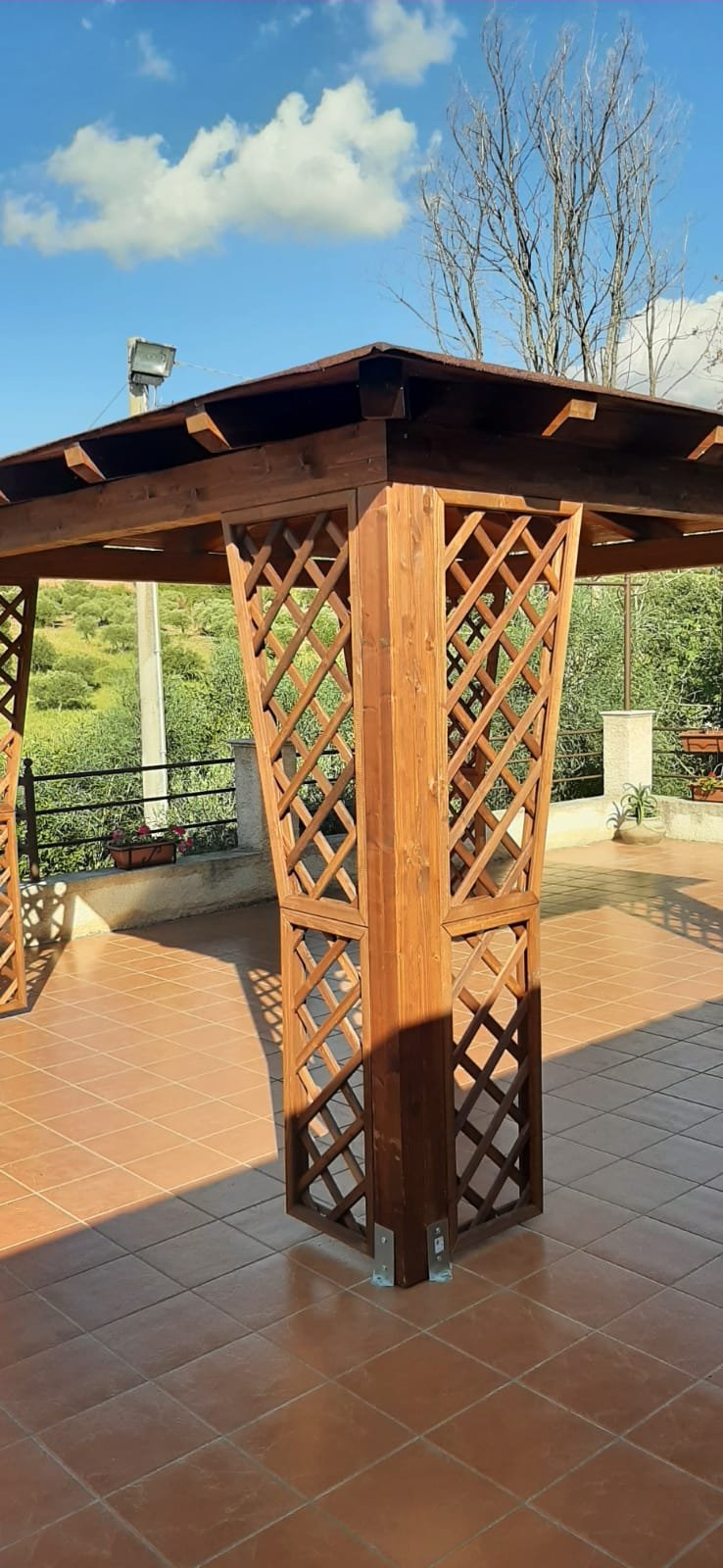 GAZEBO IN LEGNO MOD. 4 FALDE CON GRIGLIATI LATERALI