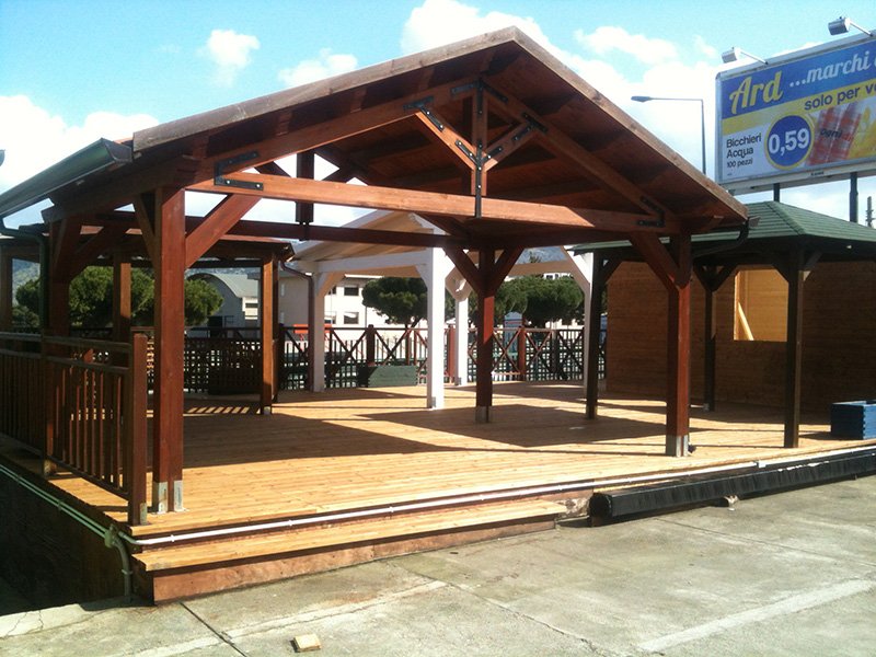 GAZEBO IN LEGNO MOD. CON CAPRIATA