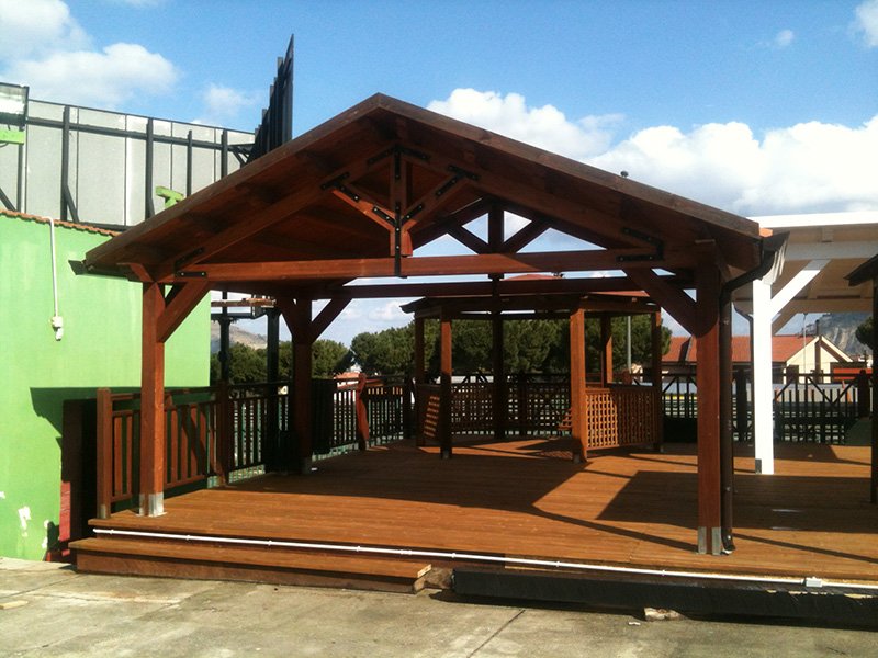 GAZEBO IN LEGNO MOD. CON CAPRIATA