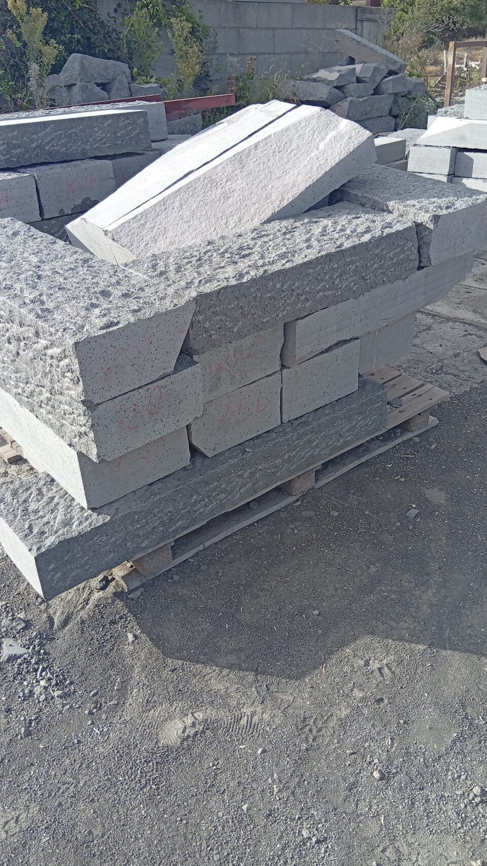 CORDOLO IN PIETRA LAVICA ADRANO CALCESTRUZZI A PUNTILLO SEZ. 30X15