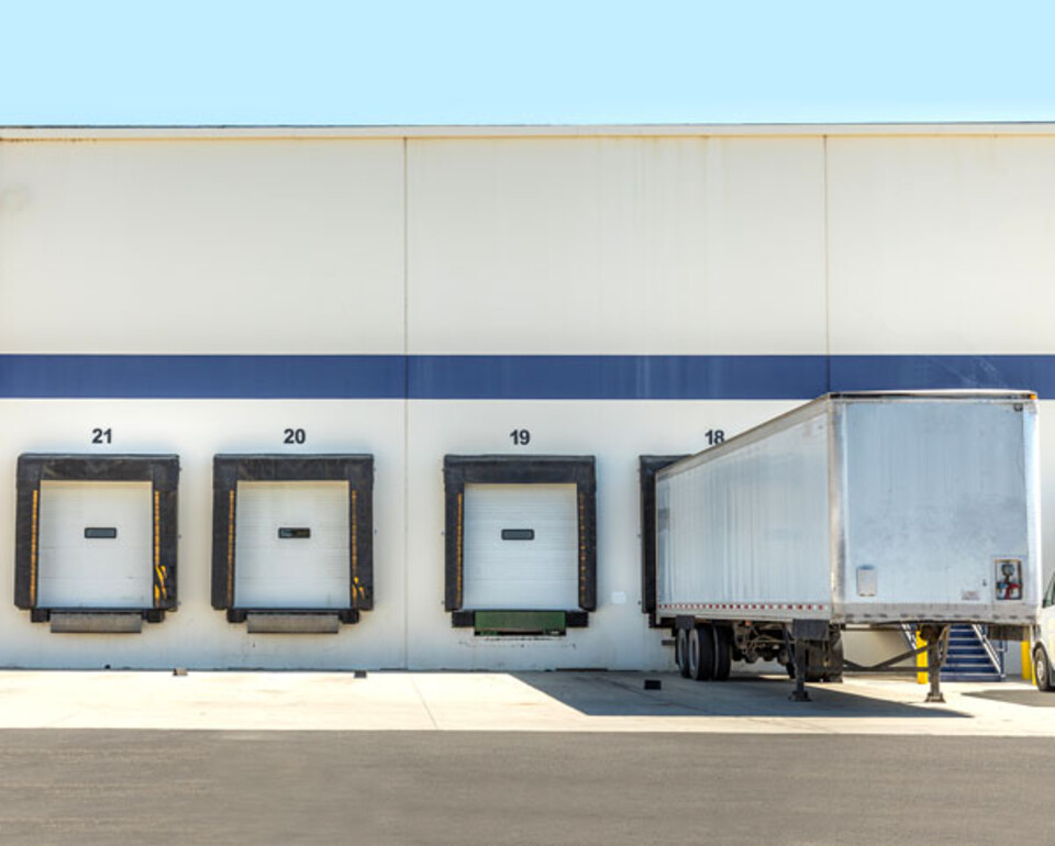 Punti di Carico per Baie di Carico Industriali Linea Logistica Industriale Sistema di carico e scarico industriale