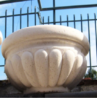 Vaso colore bianco per arredo urbano, per esterno giardino. ADRANO CALCESTRUZZI s.r.l. SONO PRODOTTI IN CALCESTRUZZO VIBRO-COMPRESSO