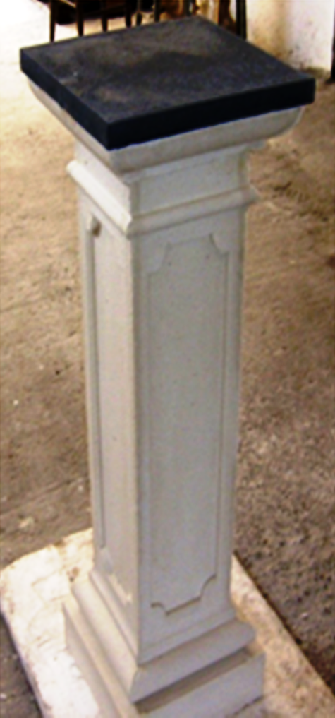 Colonna colore bianco per arredo urbano, per esterno giardino. ADRANO CALCESTRUZZI s.r.l. SONO PRODOTTI IN CALCESTRUZZO VIBRO-COMPRESSO