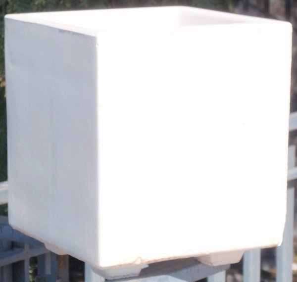 Vaso colore bianco per arredo urbano, per esterno giardino. ADRANO CALCESTRUZZI s.r.l. SONO PRODOTTI IN CALCESTRUZZO VIBRO-COMPRESSO