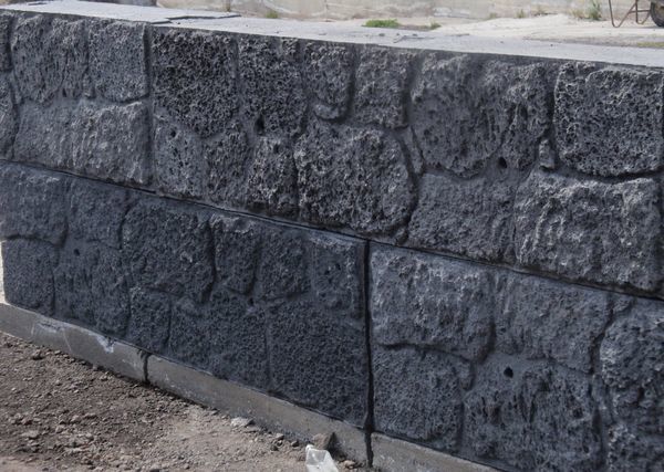 Blocchi in calcestruzzo effetto pietra lavica, Pesanblocklavestone ADRANO CALCESTRUZZI s.r.l.