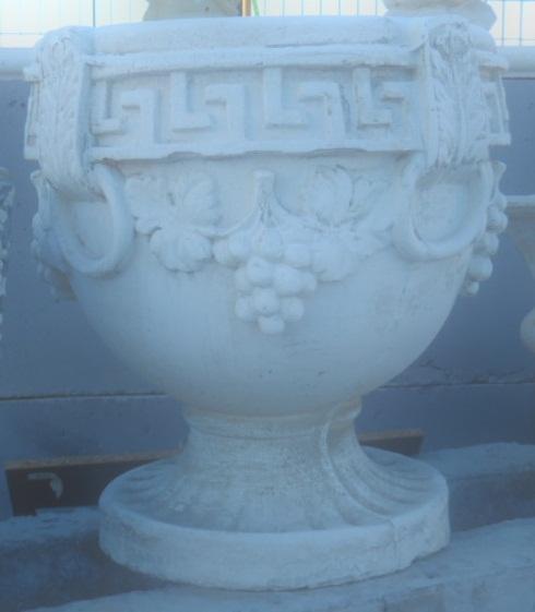 Vaso colore bianco per arredo urbano, per esterno giardino. ADRANO CALCESTRUZZI s.r.l. SONO PRODOTTI IN CALCESTRUZZO VIBRO-COMPRESSO