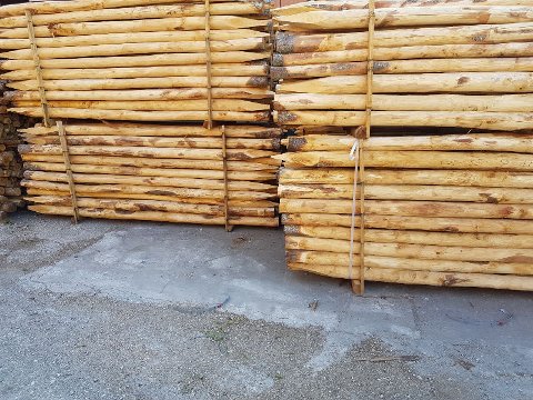 PALI IN CASTAGNO ADRANO CALCESTRUZZI SRL PER RECINZIONE